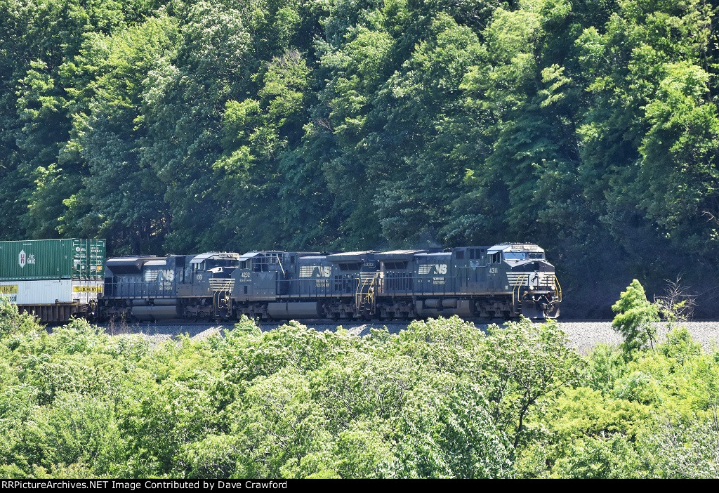 Intermodals Eastbound Through the Curve